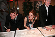 Handabdrücke und Autogramme in Gips der Hauptdarsteller (Foto: MartiN Schmitz)